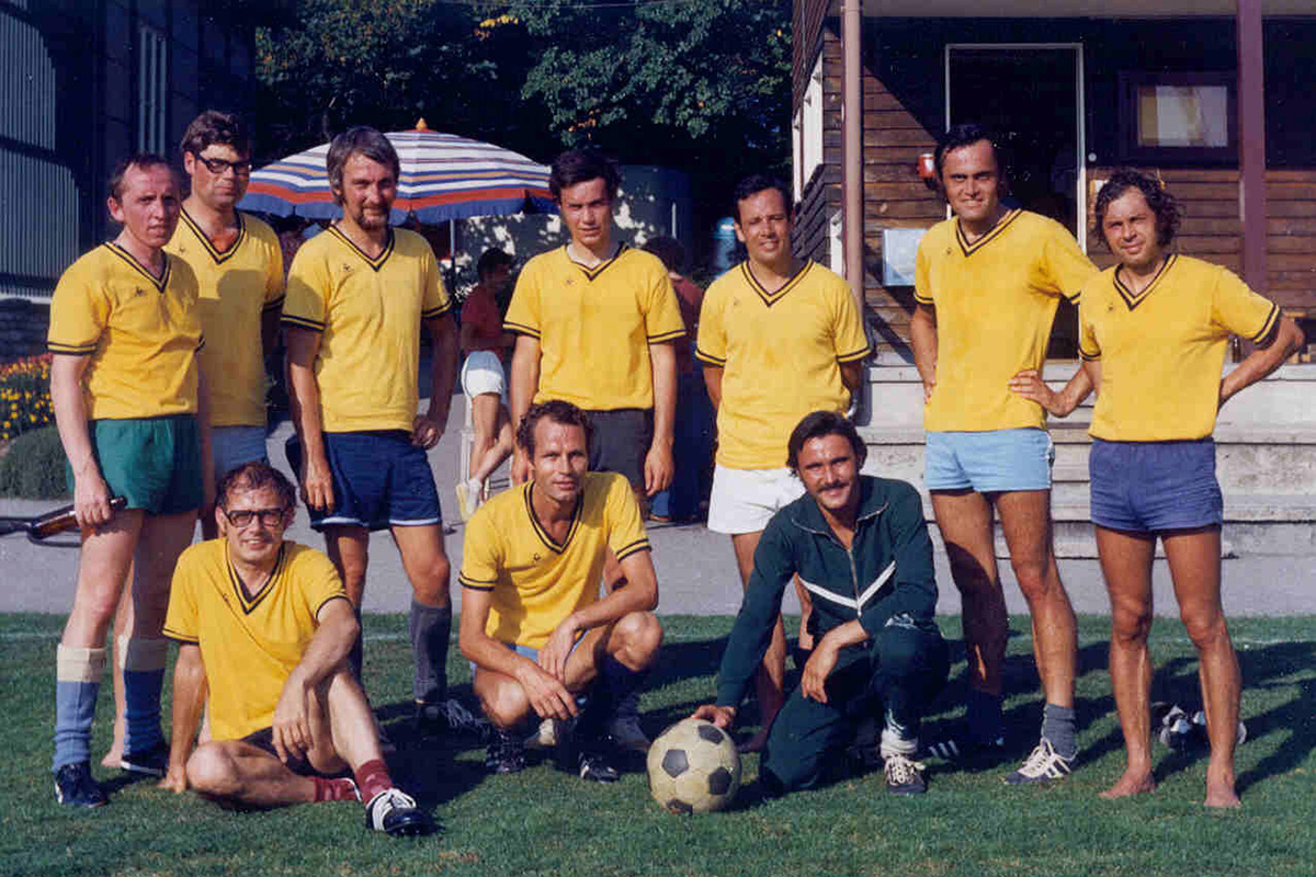 Fussballmannschaft des ExWi im Jahr 1973, hinten v.l.n.r.: Balsiger, Bühler, Kopp, Schwab, Graf, Maurer, Eugster. Vorne v.l.n.r.: Geiss, Schaller, Mörgeli © zvg
