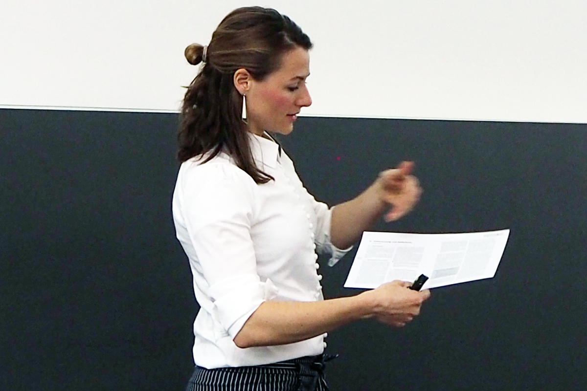 Workshopleiterin Barbara Studer erläutert, wie die Geschwindigkeit beim Lesen gesteigert werden kann. Bild: Hanna Schürch