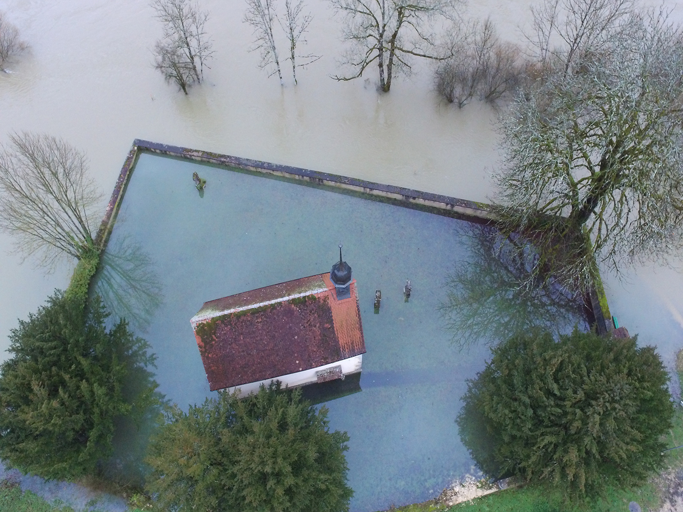Als Folge von Starkniederschlägen überschwemmte der Doubs im Januar 2018 auch eine Kirche in La Lomène bei Sainte-Ursanne. © Mobiliar Lab für Naturrisiken / Multirotors Team