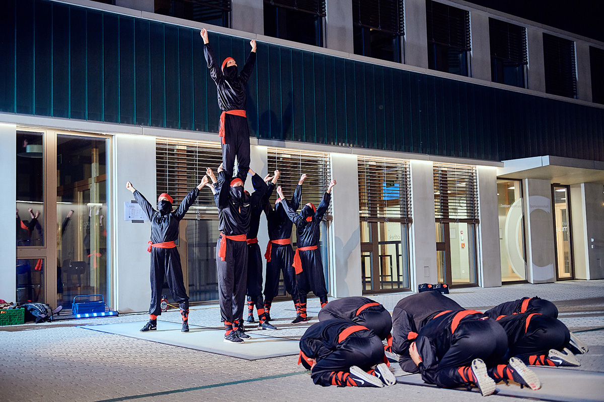 Die Gymnaestradagruppe «Uni-2-tre» begeisterte das Publikum mit ihrer Ninja-Show. © André Maurer