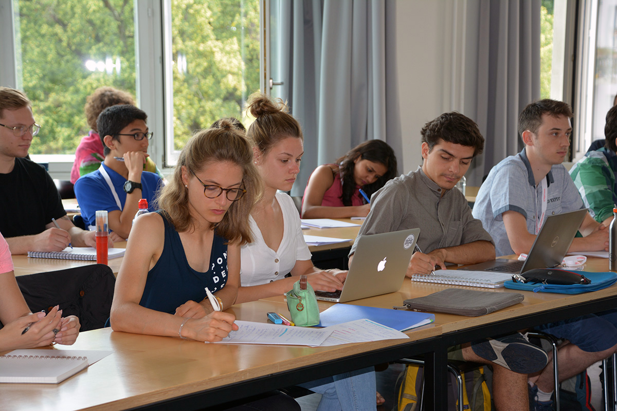 Volle Konzentration in einem der Workshops der Bachelor Summer School. Alle Bilder: © Universität Bern