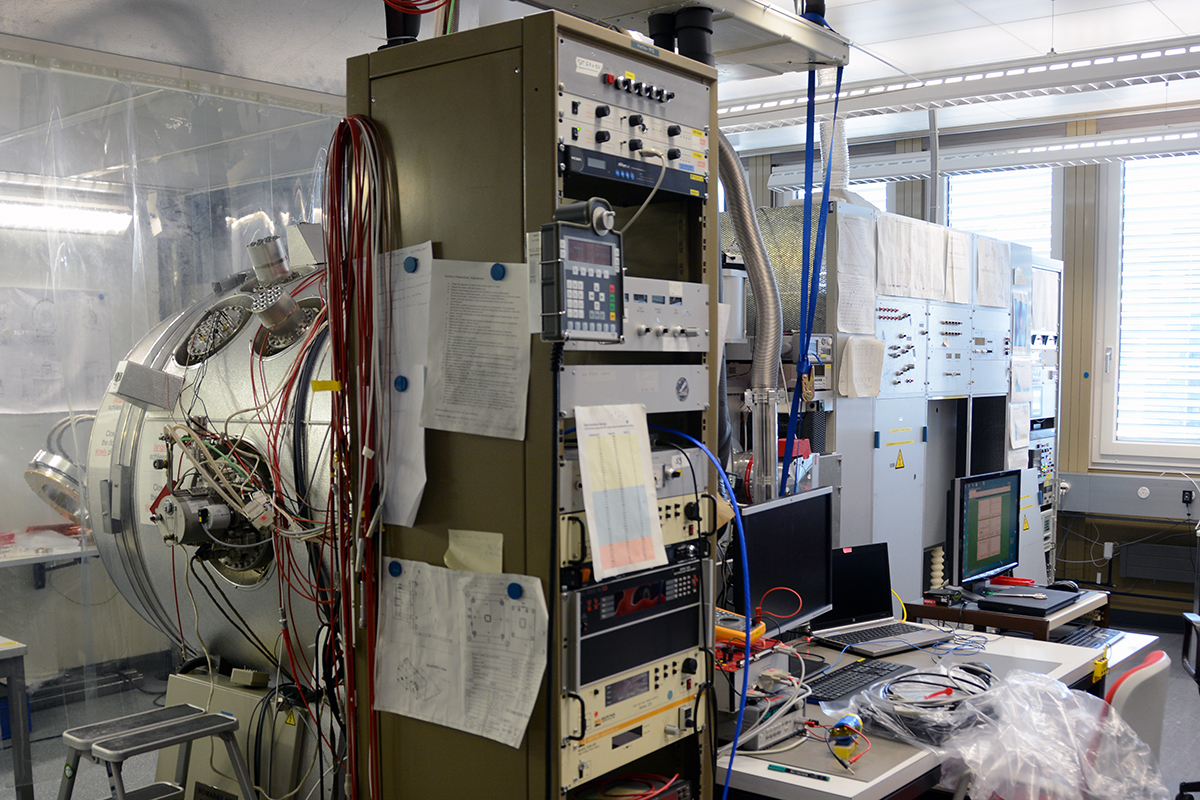 In dieser Anlage im Gebäude der Exakten Wissenschaften (ExWi) wird das Instrument für den Flug geeicht. © Universität Bern