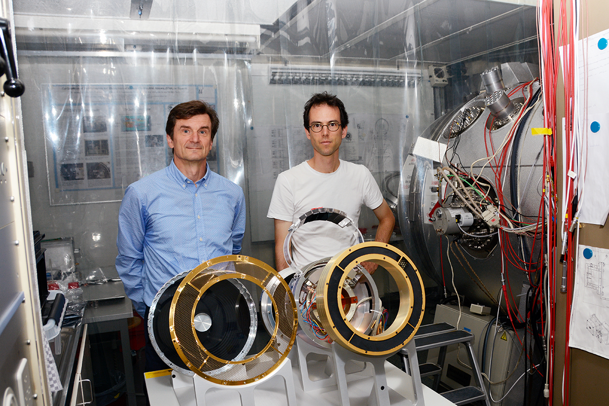 Prof. Dr. Peter Wurz und PD Dr. André Galli vor dem Modell zu IBEX, dem Vorgänger vom IMAP. © Universität Bern