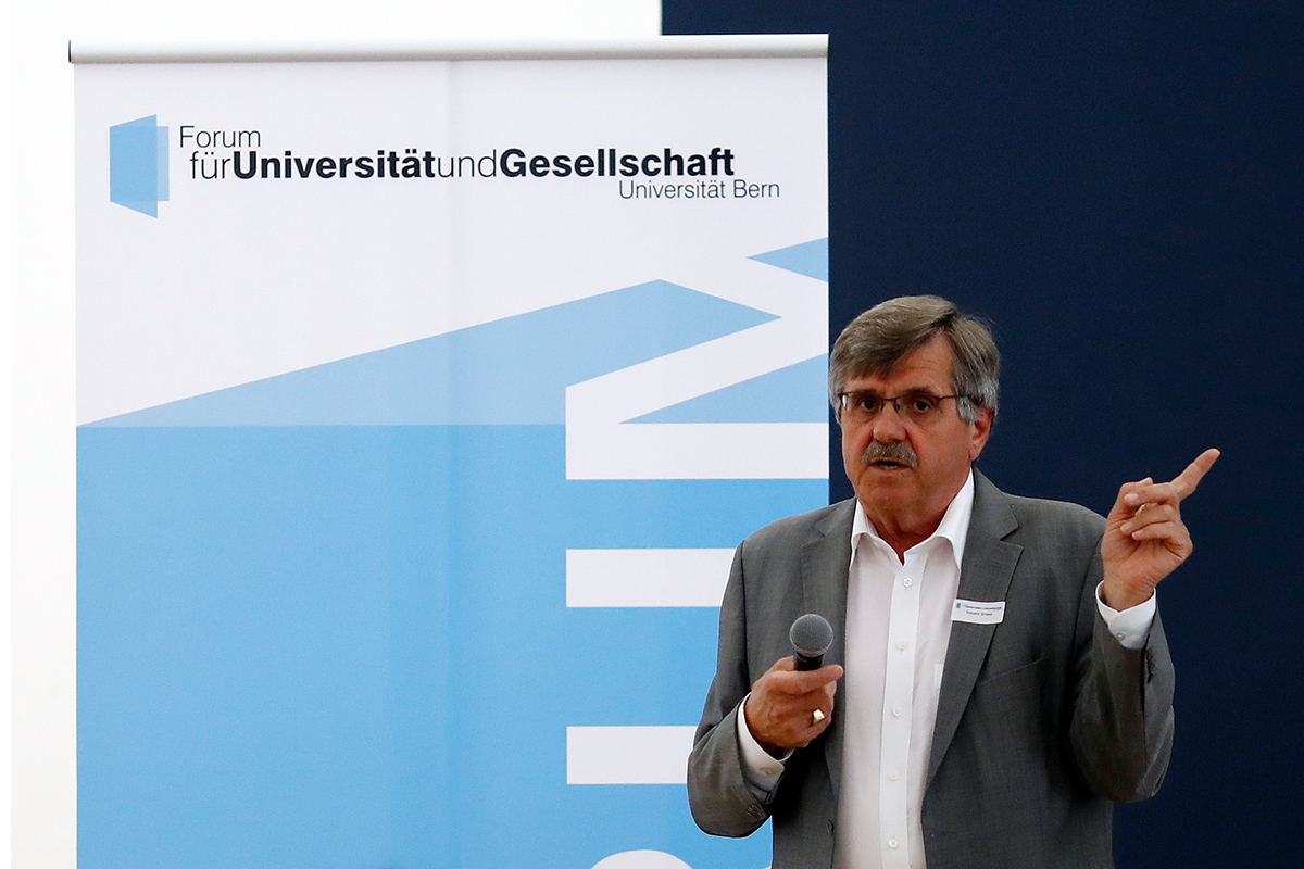 Dr. Eduard Gnesa erläuterte in seinem Grundlagenreferat die Rahmenbedingungen für die Integration von Flüchtlingen in der Schweiz.