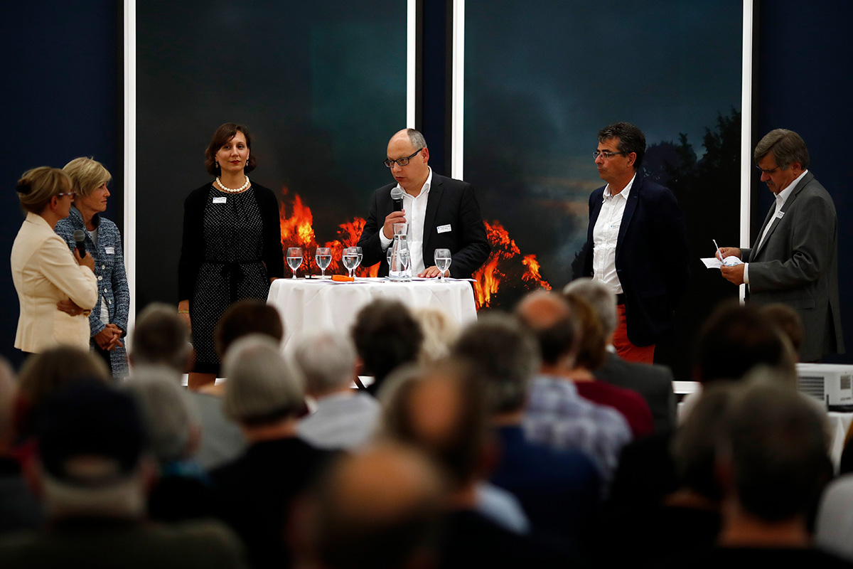 Diskussion unter der Leitung von Ursula Hürzeler (vlnr): Ursula Hürzeler, Dr. h.c. Eva Jaisli, Anette Vogt, Stadtpräsident Stefan Berger, Thomas Wullimann und Dr. Eduard Gnesa.