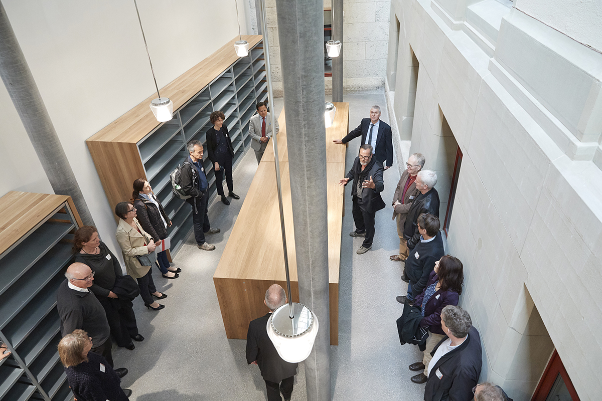 Architekt Michael Neuenschwander erklärt den Aufbau der Bibliothek, die sich im Neubauteil der Uni Mittelstrasse befindet. Bild: Blitz & Donner