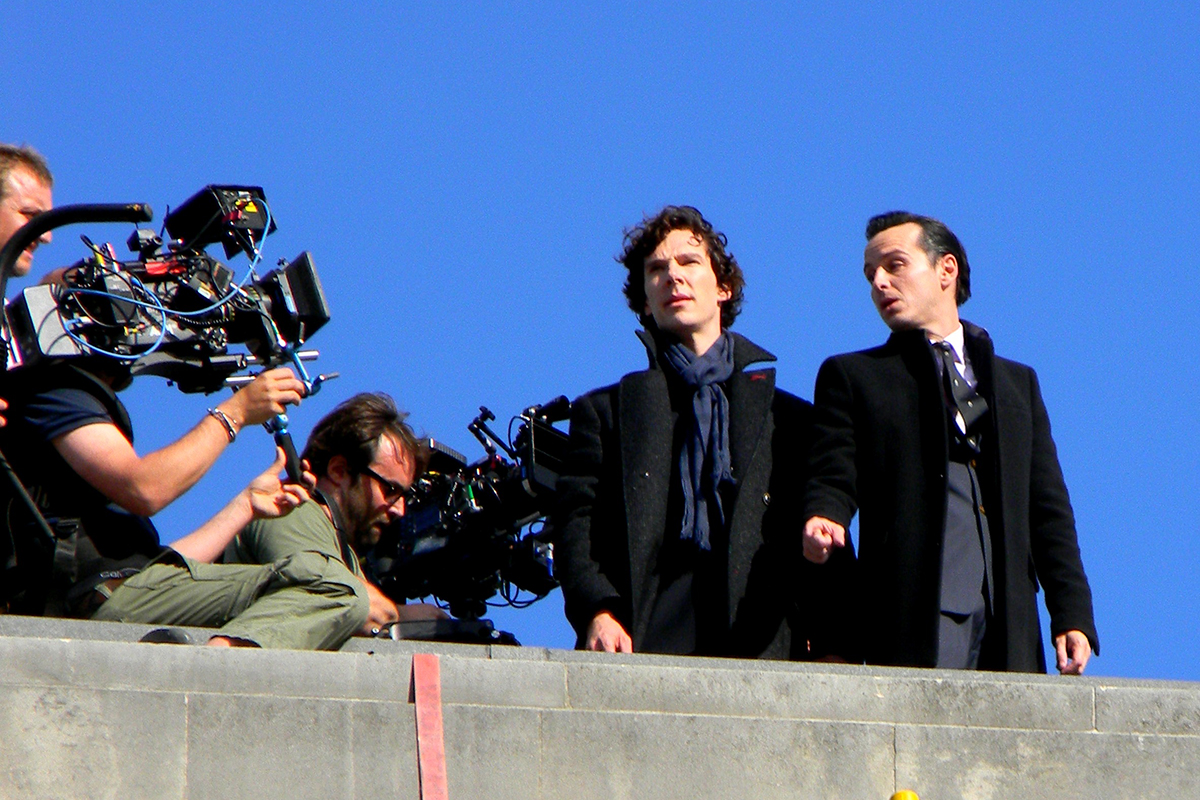Benedict Cumberbatch als Sherlock Holmes (links) und Andrew Scott als James «Jim» Moriarty bei den Dreharbeiten zur Folge «The Reichenbach Fall».
