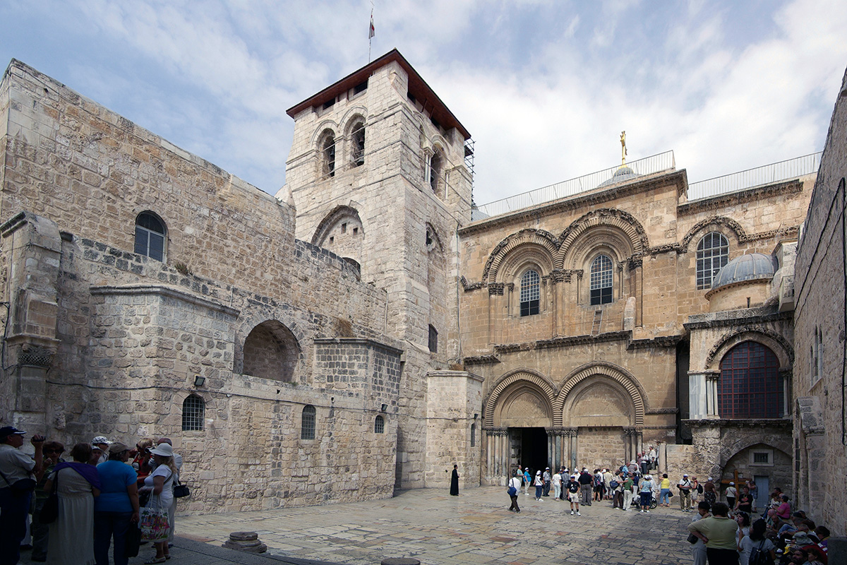 Der Eingangsbereich der Grabeskirche in Jerusalem, in deren Inneren sich die Grabeskapelle (Ädikula) an der überlieferten Stelle des Grabes Jesu befindet.