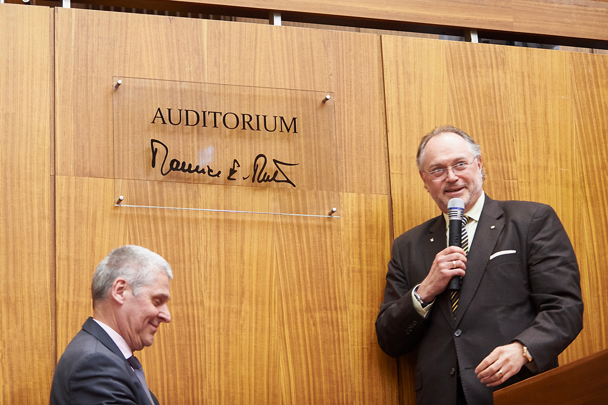 Christian Leumann und Uwe E. Jocham enthüllten gemeinsam das neue Schild im «Auditorium Maurice E. Müller».