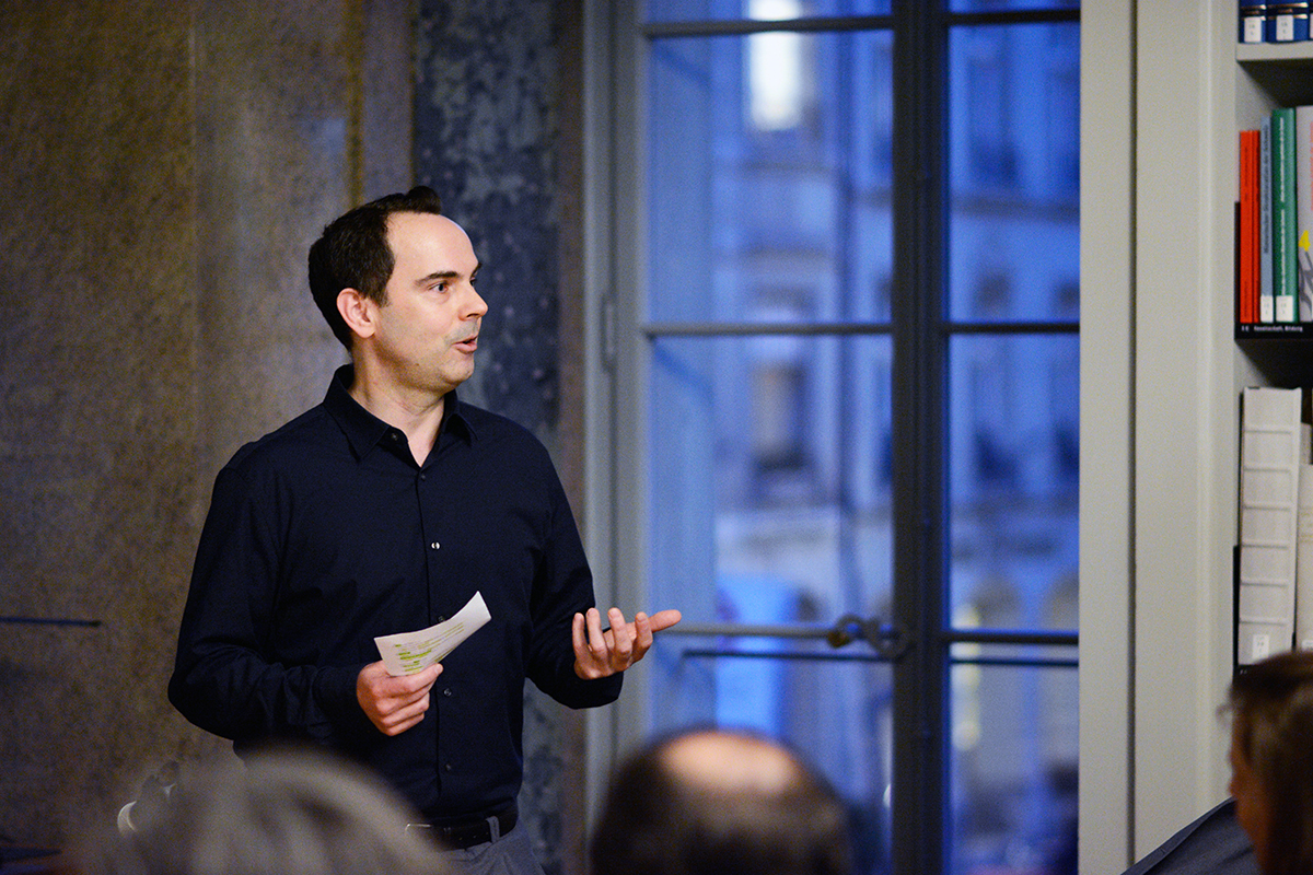 Von den einleitenden Worten des Professors für Neuere Deutsche Literatur und Komparatistik Oliver Lubrich war Xiaolu Guo geschmeichelt. Alle Bilder: © Universität Bern