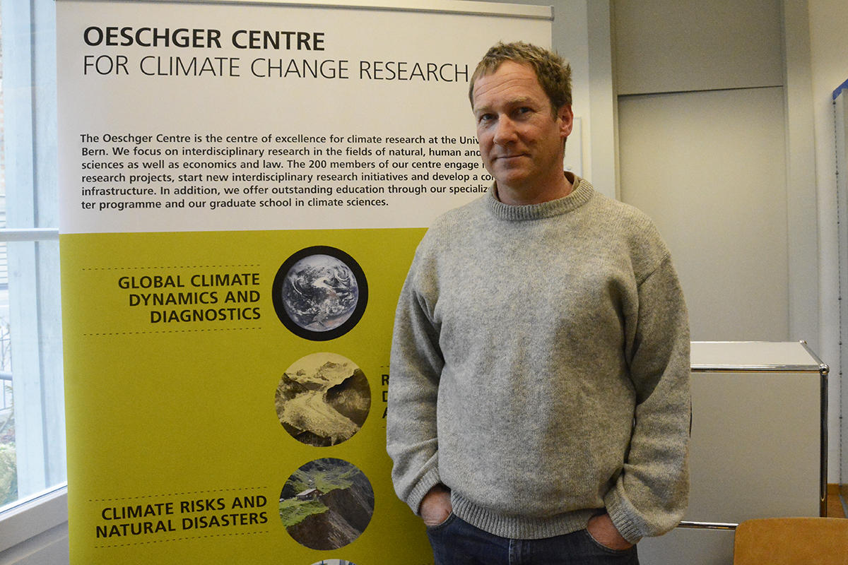 Peter Stucki, Science Officer am Oeschger-Zentrum für Klimaforschung, beantwortet am Infotag Fragen zum interdisziplinären Master Klimawissenschaften.