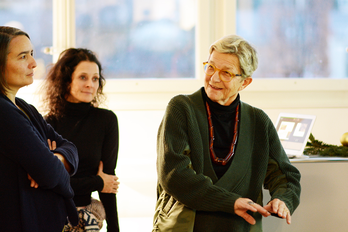 An der Buchvernissage berichtet die emeritierte Professorin Stefanie Martin-Kilcher von der Geschichte des antiken Syene. Ganz links im Bild die Co-Autorin Dr. Jacqueline Wininger. © Universität Bern