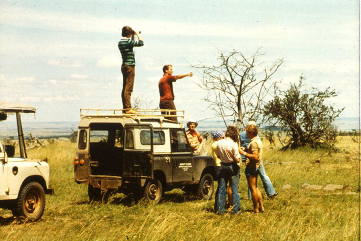 Die Forschenden der Universitäten Bern und Harvard 1977 im Feld in Kenia. © Ewald Weibel