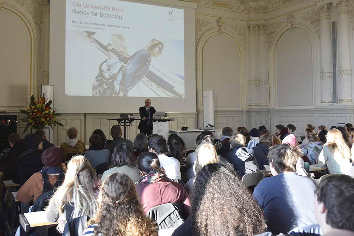 Bruno Moretti, Vizerektor Lehre, stellt den Besucherinnen und Besucher die Universität Bern vor.