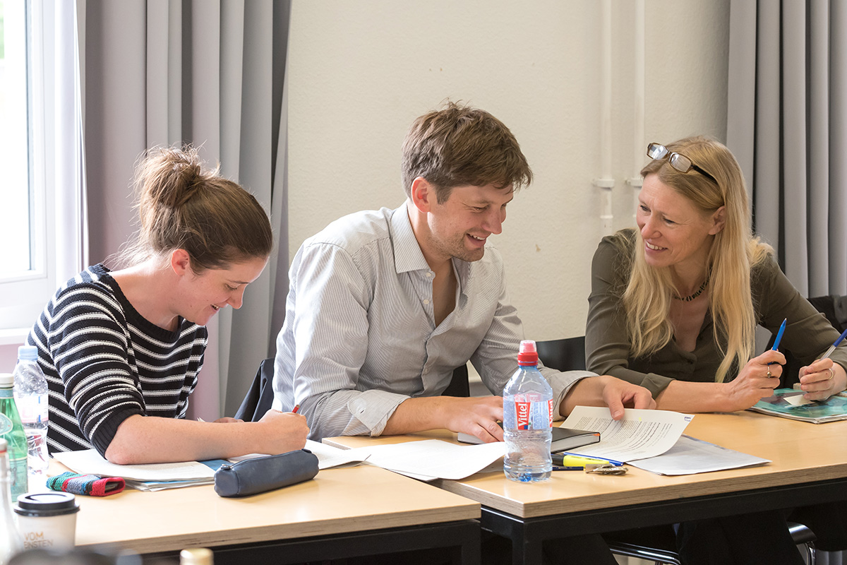 Workshops in kleineren Gruppen boten die Gelegenheit zur Vertiefung der Themen und zur Diskussion. Bild unten v.l.n.r.: Corinne Schwaller, David Loher und Julia Eckert vom Organisationskomitee der Anthropology Talks.