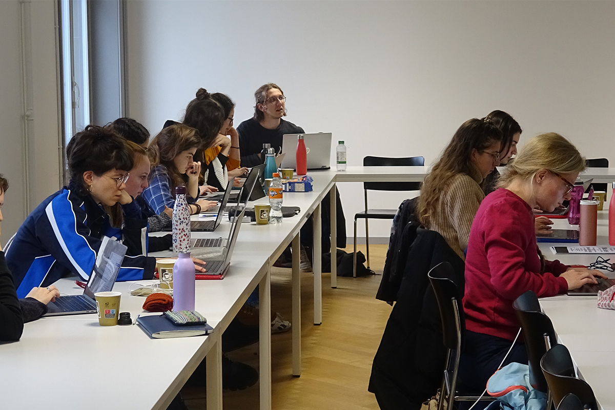 Studierende im Germanistik-Seminar «Autorinnen des 17. Jahrhunderts bei Wikipedia». © Universität Bern, Bild: Ercan Isik