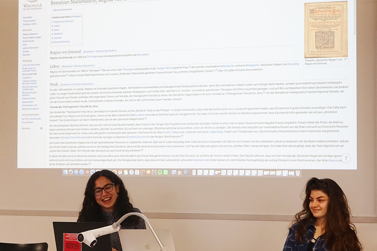 Zwei Teilnehmerinnen des Seminars präsentieren einen von ihnen erarbeiteten Wikipedia-Beitrag über eine deutsche Schriftstellerin aus dem Barock. © Universität Bern, Bild: Ercan Isik