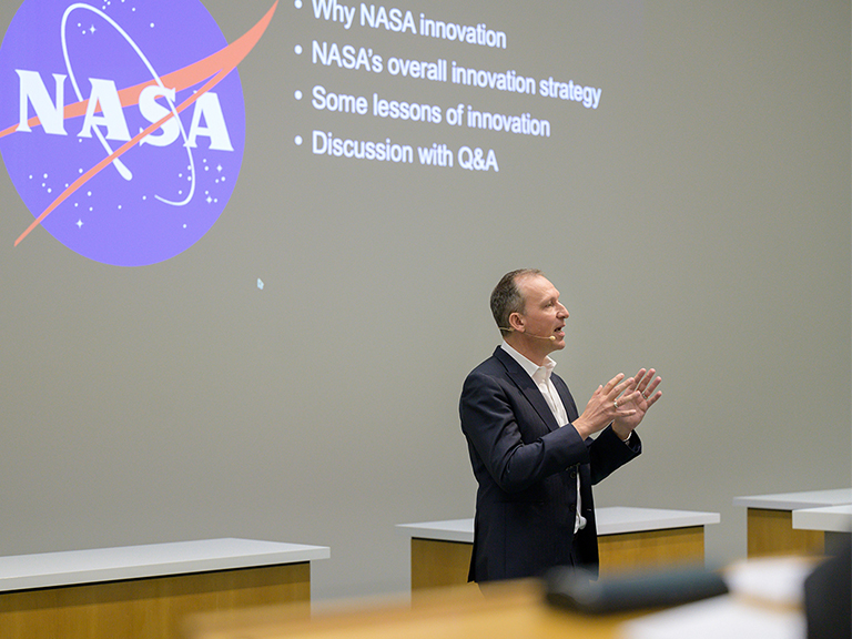 Thomas Zurbuchen, ehemaliger Wissenschaftsdirektor der NASA und UniBE-alumnus, referierte am Dienstag über Innovation und Unternehmertum. Alle Fotos © Universität Bern, Bild: Franziska Rothenbühler