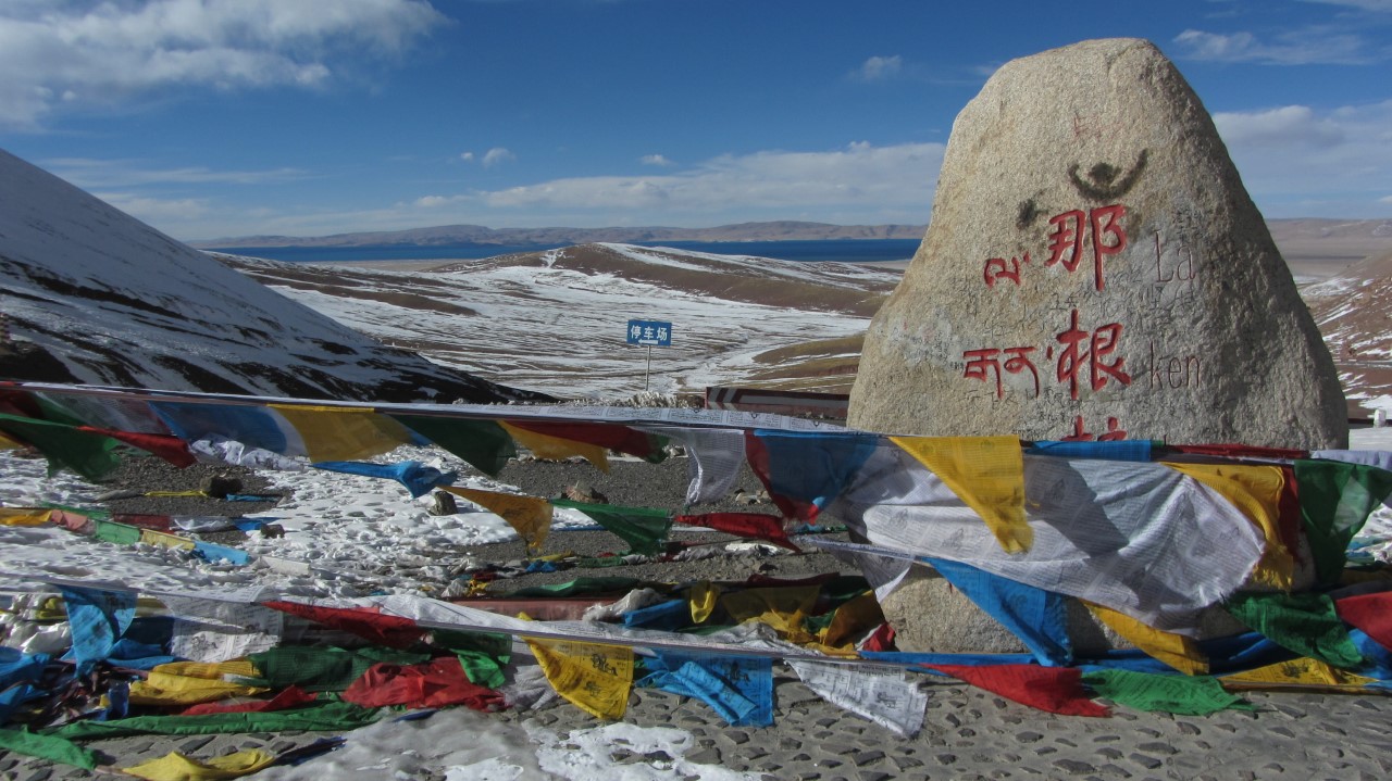 Das raue tibetische Hochland, mit dem Nam Co See im Hintergrund. © Hendrik Vogel
