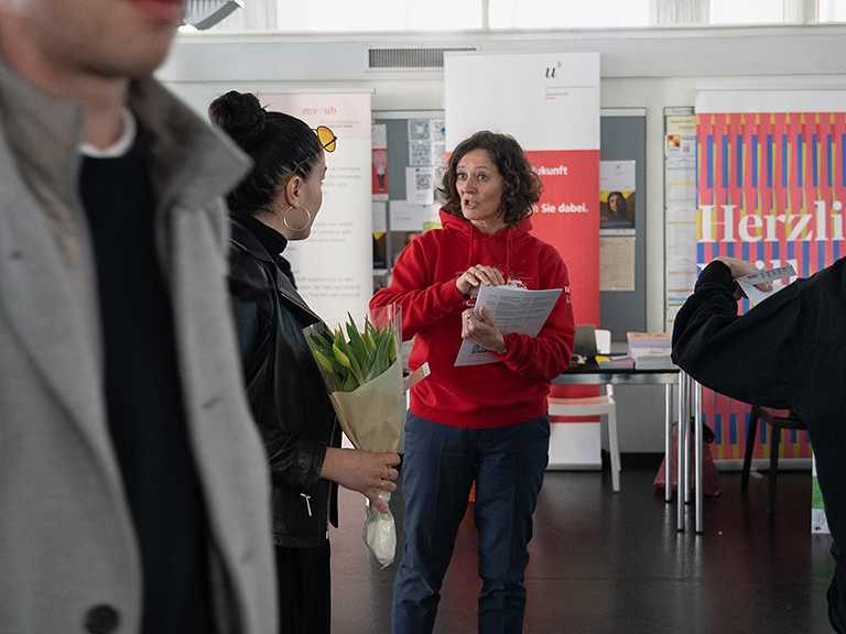 Erstmals an den Masterinformationstagen: ein zentraler Stand der Students Services © Universität Bern, Bild: Paula Kühne