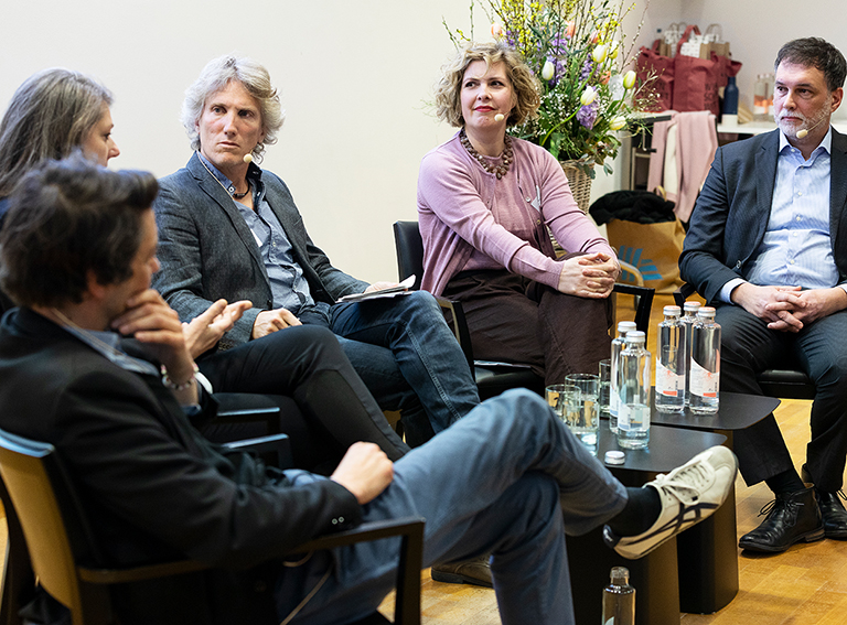 Auf dem Podium: Christian Müller, Liliane Kuert, Mathias Morgenthaler, Melanie Mettler und Prof. Dr. Daniel Spurk (von links nach rechts)