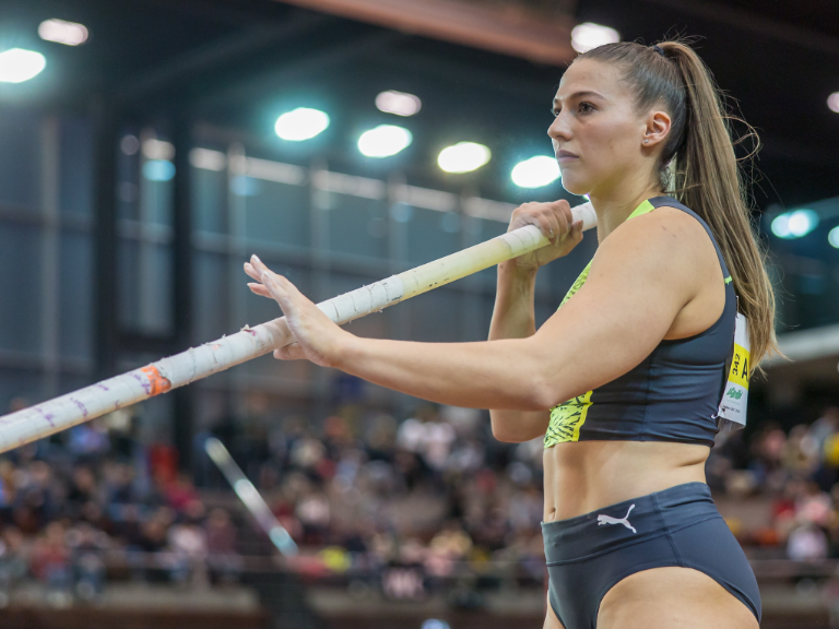 2021 wurde Angelica Moser Hallen-Europameisterin im Stabhochsprung. Nachdem sie in der Zwischenzeit an der Universität Bern ihren Bachelor of Science in Business Administration abgeschlossen hat, absolviert sie derzeit den Masterstudiengang. © athletix.ch