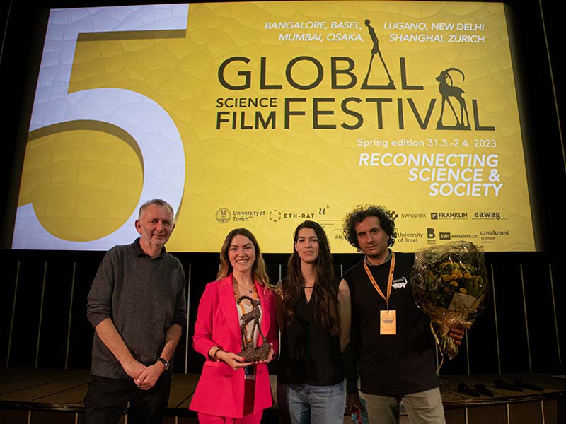 Preisverleihung am Global Science Film Festival. Von links nach rechts: Nicolas Thomas, Tatiana Keller, Camilla Cesar, Samer Angelone (Direktor des Festivals)