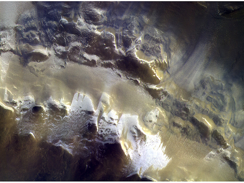 Bilder wie Kunstwerke: CaSSIS-Aufnahme vom Rand des Korolev-Kraters