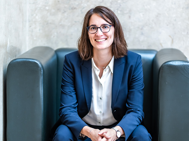 Sylvie Graf (im Bild) hat zusammen mit Sabine Sczesny – beide forschen am Institut für Psychologie der Universität Bern – das internationale Forschungsprojekt initiiert und mit Forschenden in neun Ländern durchgeführt. © zvg