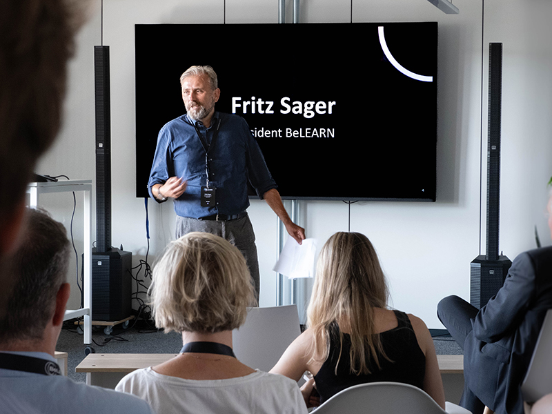 Fritz Sager bei einer Präsentation