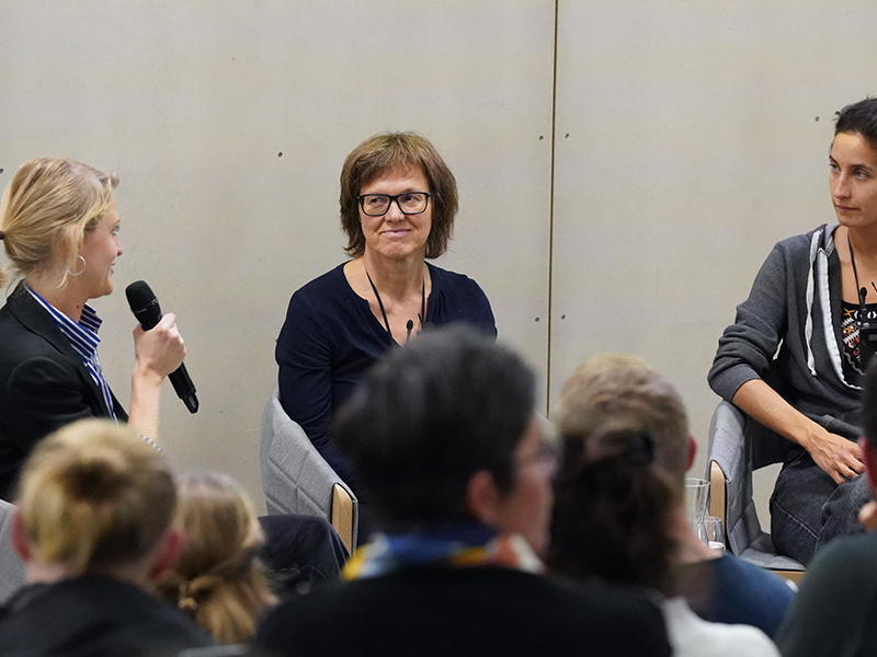 Lea Grüter, Moderation, im Gespräch mit Jeannette Behringer (Mitte) und Alexandra Gavilano (rechts).