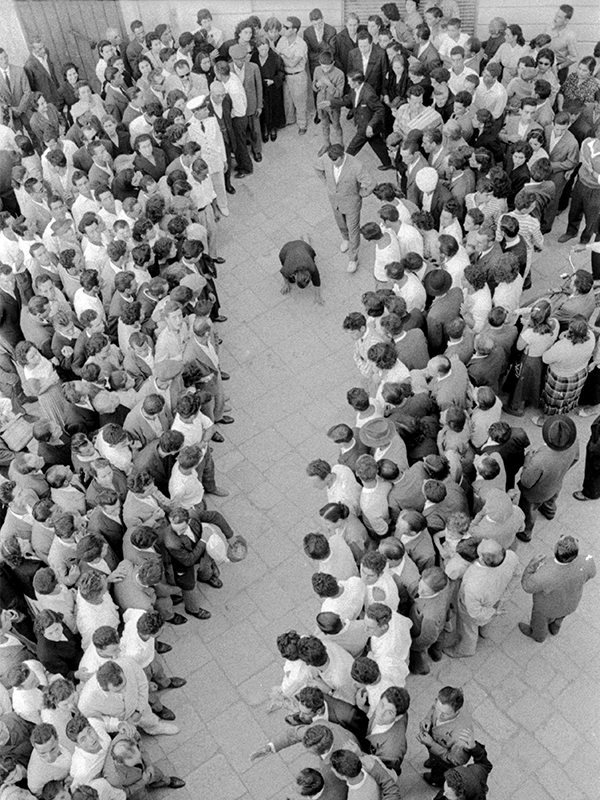 Eine tarantata («Tarantelbessessene») in rauschhaftem Zustand vor Zuschauern vor der Kapelle des Hlg. Paulus in Galatina, 1959. © Foto: Franco Pinna.