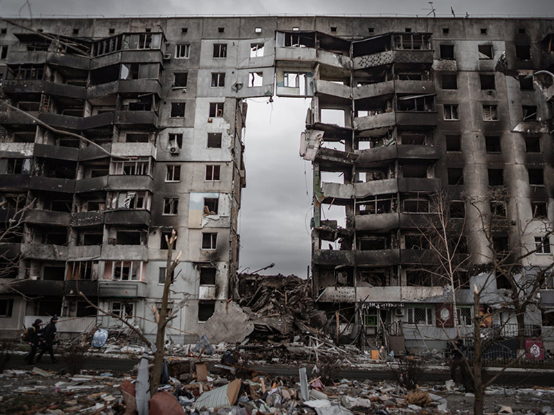 Ein im russischen Krieg gegen die Ukraine zerstörter Gebäudekomplex. © pexels / Bild: алесь_усцінаў