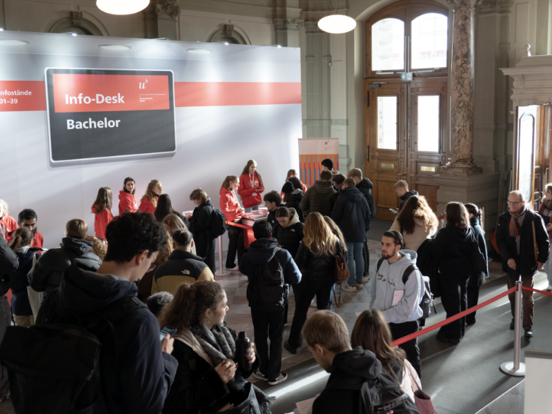 Die Studieninteressierten werden am Check-in Desk im Foyer in Empfang genommen. © Universität Bern, Bild: Serena Wölfel