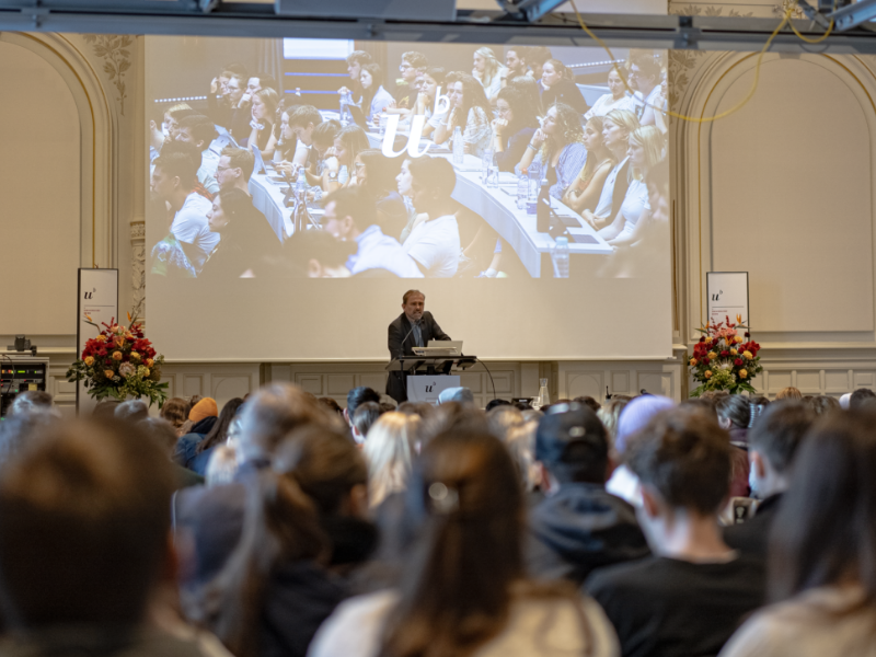 Vizerektor Fritz Sager ermutigt die angehenden Studentinnen und Studenten, sich an der Uni Bern aus der Komfortzone herauszuwagen. © Universität Bern, Bild: Nevio Heimberg