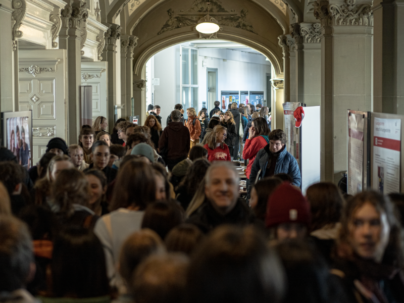 Auf den Gängen des Hauptgebäudes drängt sich die Menge der Studieninteressierten. © Universität Bern, Bild: Nevio Heimberg