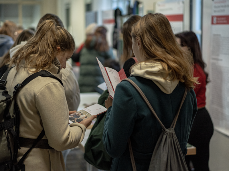 An zahlreichen Infoständen geben Studierende der Universität Bern Auskunft zu Studium und Unileben. © Universität Bern, Bild: Nevio Heimberg