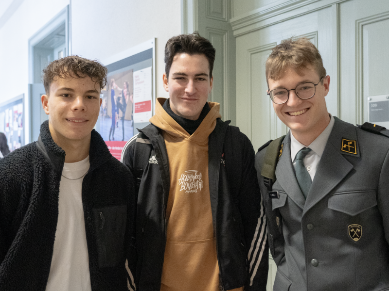 Loris, Nicolas und Diego (v.l.n.r.) möchten an den Bachelorinfotagen verschiedene Studienfächer kennenlernen. © Universität Bern, Bild: Serena Wölfel