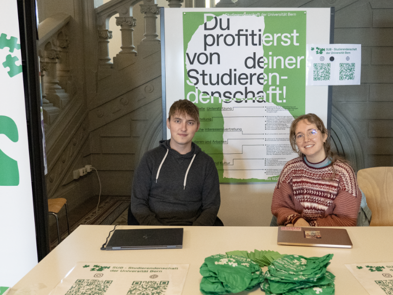 Am Stand der Studierendenschaft der Universität Bern (SUB) informieren Tim und Naima Interessierte über die angebotenen Dienstleistungen. © Universität Bern, Bild: Serena Wölfel