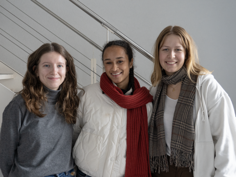 Motiviert unterwegs: Simona, Aicha und Marilena (v.l.n.r.) sind aus dem Kanton Schwyz angereist. © Universität Bern, Bild: Serena Wölfel