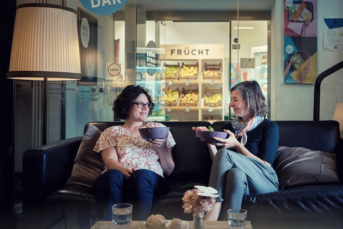 Theresa Tribaldos und Sabin Bieri fordern eine Abkehr von der vereinheitlichten Lebensmittelproduktion und -verarbeitung. © Dres Hubacher