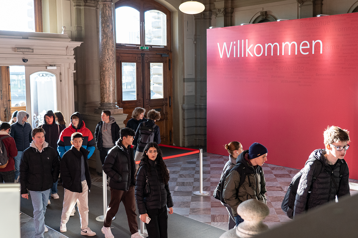 Die ersten Studieninteressierten strömen ins Hauptgebäude