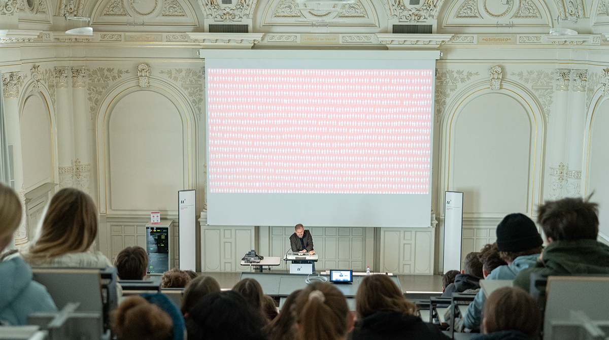 Die Uni Bern habe Spitzenforschung und eine familiäre Atmosphäre zu bieten, erklärt Vizerektor Fritz Sager. © Universität Bern, Bild: Nevio Heimberg