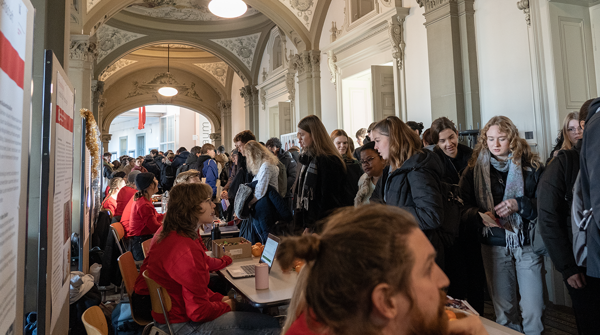 Die Informationsstände im Hauptgebäude sind gut besucht