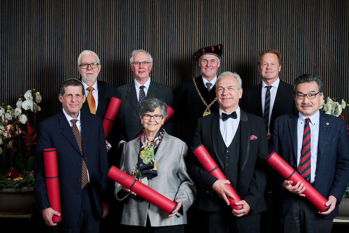 Am 188. Dies academicus der Universität Bern wurde sieben Personen die Würde eines Ehrendoktorats verliehen. Hinten v.l.n.r.: Dr. Dieter Brändle, Prof. em. Dr. Frank William Nicholas, Rektor Prof. Dr. Christian Leumann, Prof. Dr. Sigmund Loland. Vorne v.l.n.r.: Prof. em. Dr. Daniel R. Schwartz, Alt-Bundesrätin Ruth Dreifuss, Dr. Antoine F. Goetschel, Prof. M.D. Ph.D. Masashi Yanagisawa. © Universität Bern, Bild: Manu Friedrich