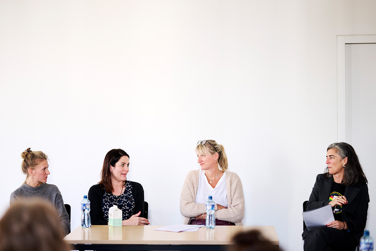 Die Expertinnen des Diskussionspodiums (v.l.n.r.): Laurenzia Karrer, Jolanda Spiess-Hegglin, Ineke Pruin mit Moderatorin Nicola von Greyerz.