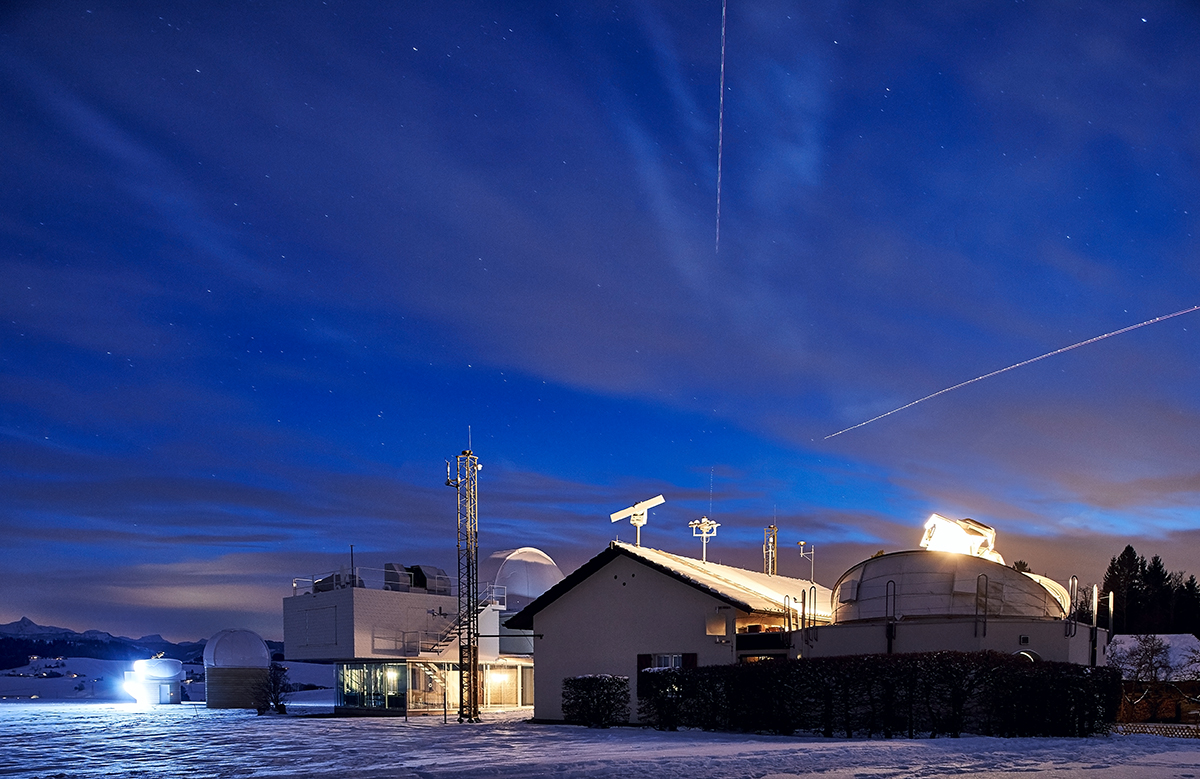 1956 wurde das neu gebaute Observatorium in Zimmerwald bezogen. 2018 erhielt es zwei zusätzliche Kuppeln und ist heute die weltweit grösste optische Beobachtungsstation für Weltraumschrott. © Universität Bern, Bild: Manu Friederich