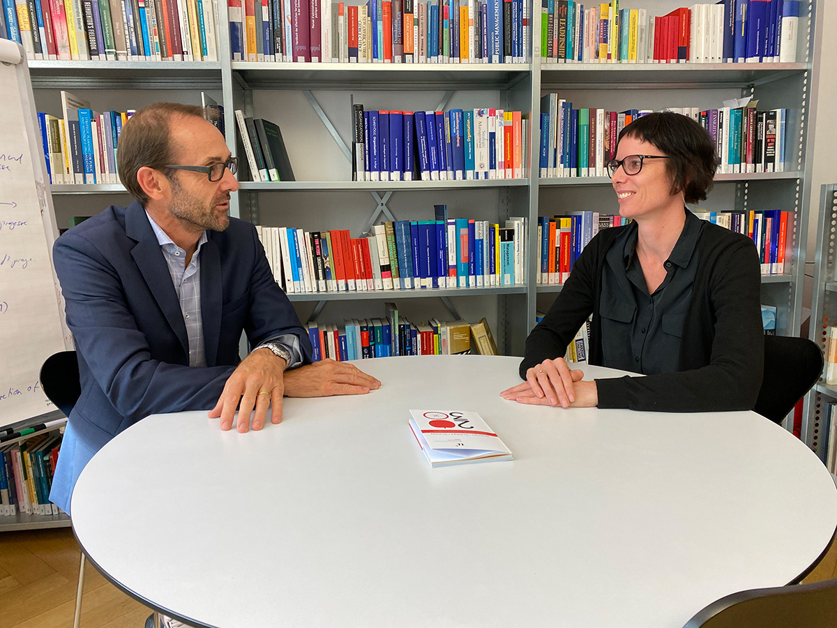 Zwei Generationen des KPM im Gespräch: Prof. Dr. Adrian Ritz und Dr. Caroline Schlaufer. © zvg