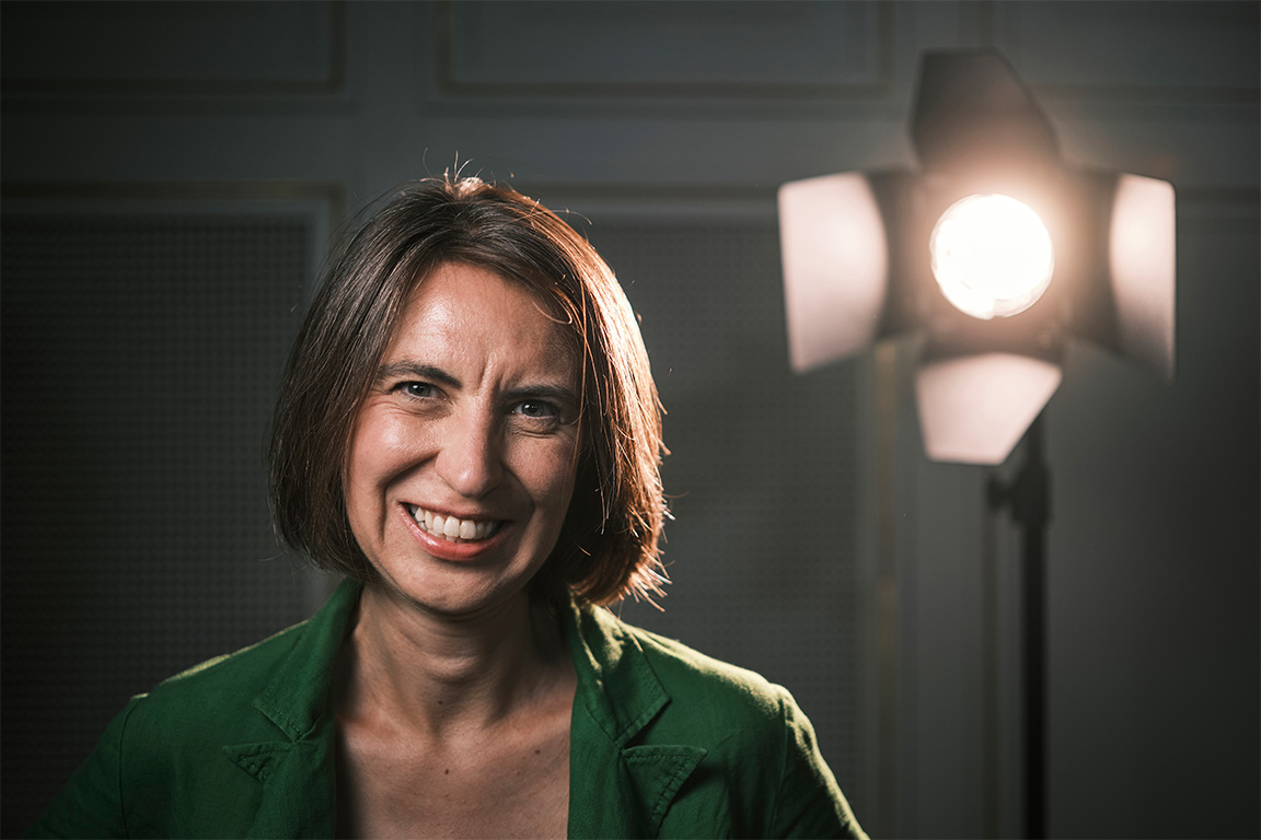 Für Lena van der Hoven ist die Bühne ein Teil des Forschungsgebietes, etwa für die Analyse von Aufführungen.