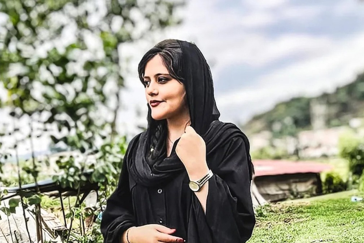 Mahsa Ahmini, eine iranische Frau kurdischer Abstammung, starb während ihrer Inhaftierung in einem Gefängnis in Teheran, nachdem sie von der iranischen Sittenpolizei festgenommen worden war, weil sie angeblich gegen die öffentliche Kleiderordnung verstossen habe. © Immerfreshnails via Wikimedia Commons